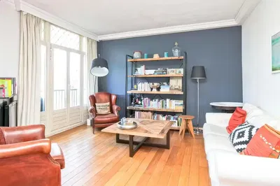 Кухня; кухненски уреди, дървен под, естествена светлина, модерен стил