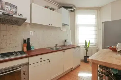 Кухня; кухненски уреди, дървен под, естествена светлина, модерен стил