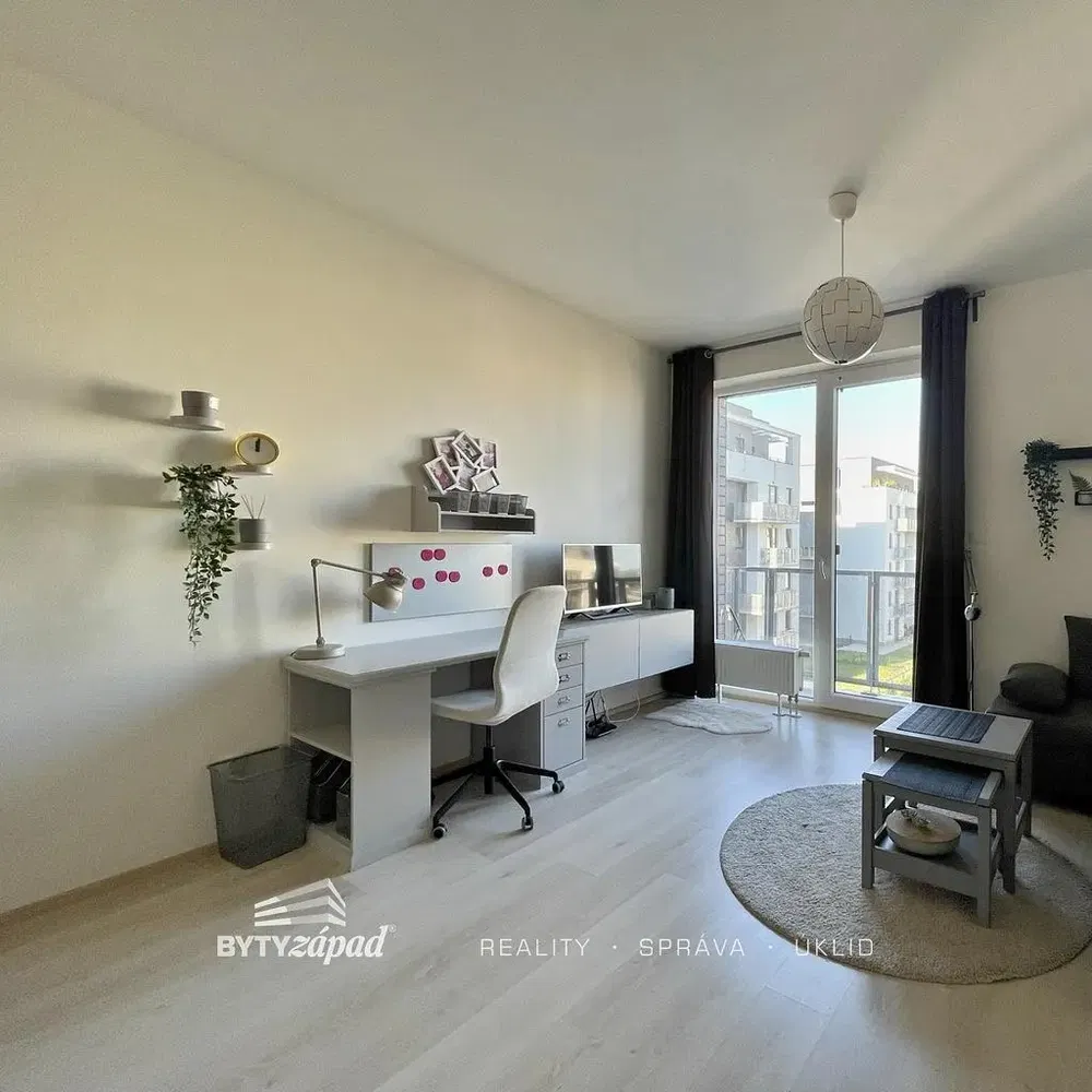 Кухня; кухненски уреди, дървен под, естествена светлина, модерен стил