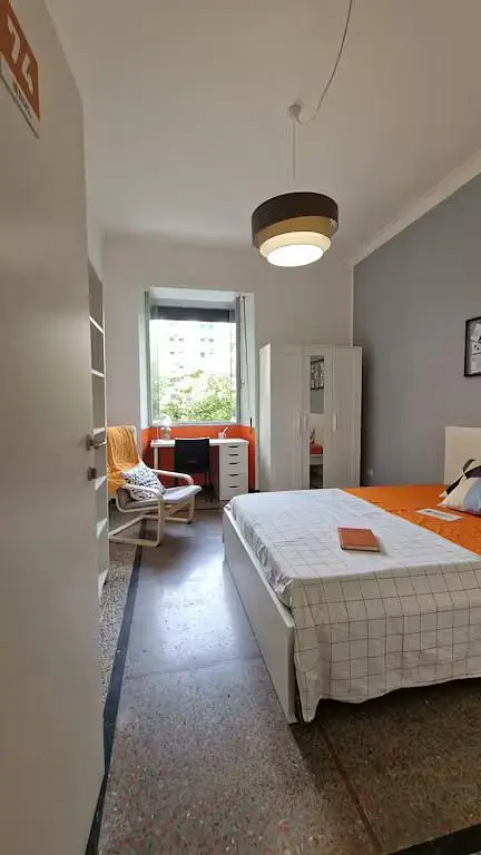 Cuisine; électroménager, parquet, lumière naturelle, style moderne