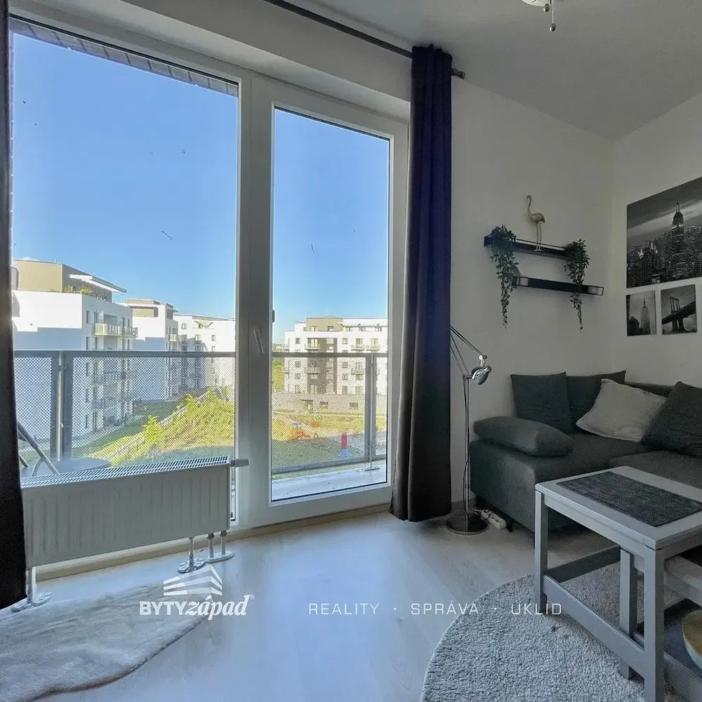 Кухня; кухненски уреди, дървен под, естествена светлина, модерен стил