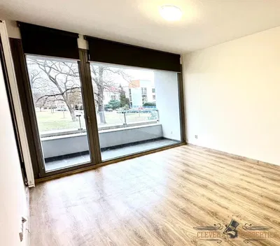 Кухня; кухненски уреди, дървен под, естествена светлина, модерен стил