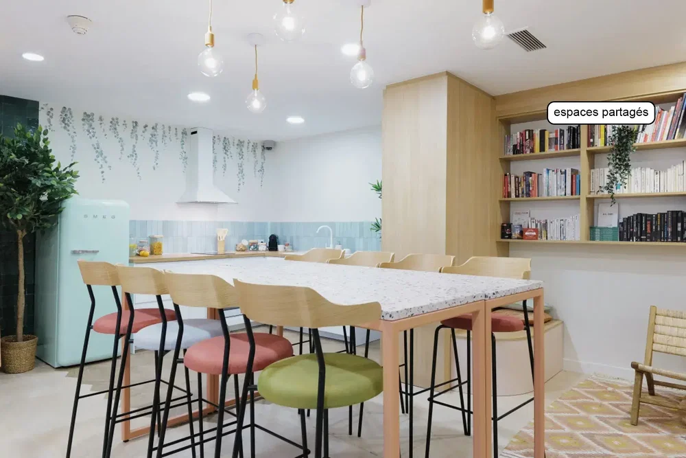 Кухиња; кухињски апарати, дрвени под, природно светло, модерни стил