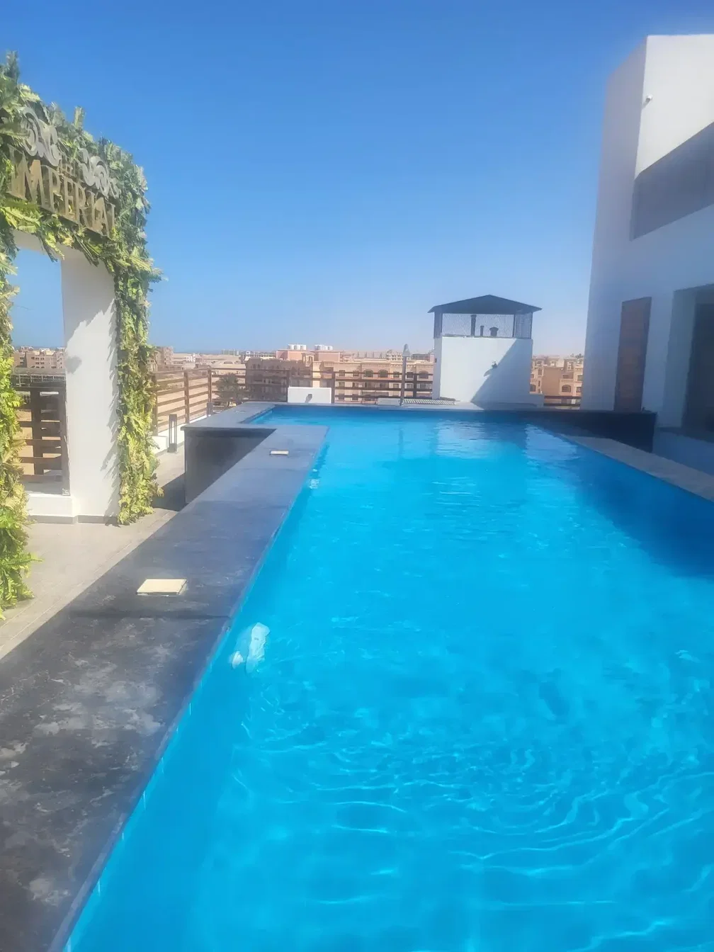 Дневна соба; дрвени под, природно светло, модерни стил