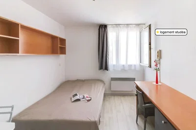 Küche; küchengeräte, holzboden, tageslicht, moderner stil