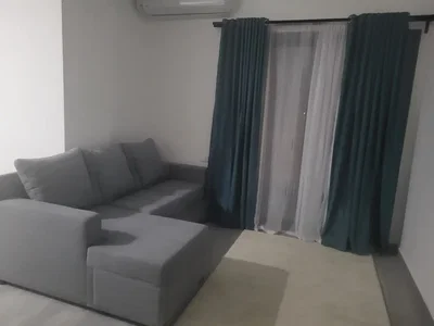 Кухиња; кухињски апарати, дрвени под, природно светло, модерни стил