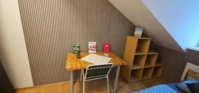 Cucina; elettrodomestici, pavimento in legno, luce naturale, stile moderno