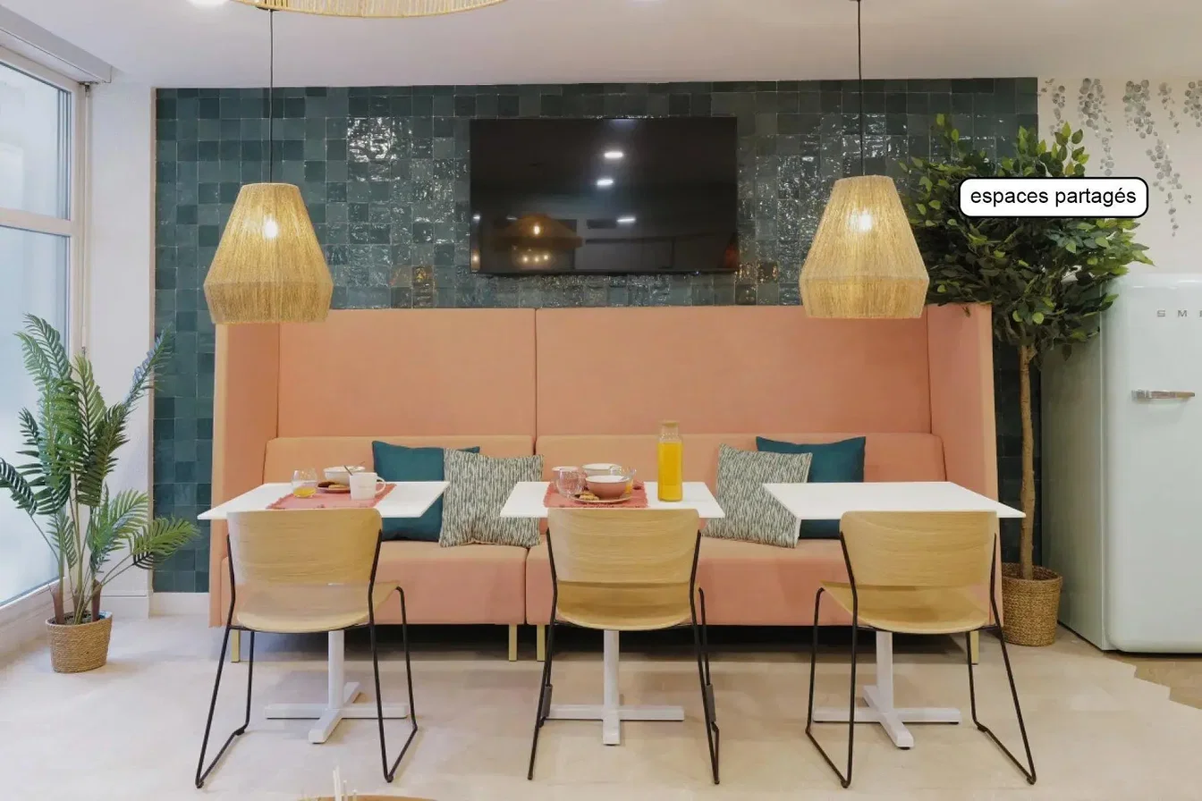 Küche; küchengeräte, holzboden, tageslicht, moderner stil