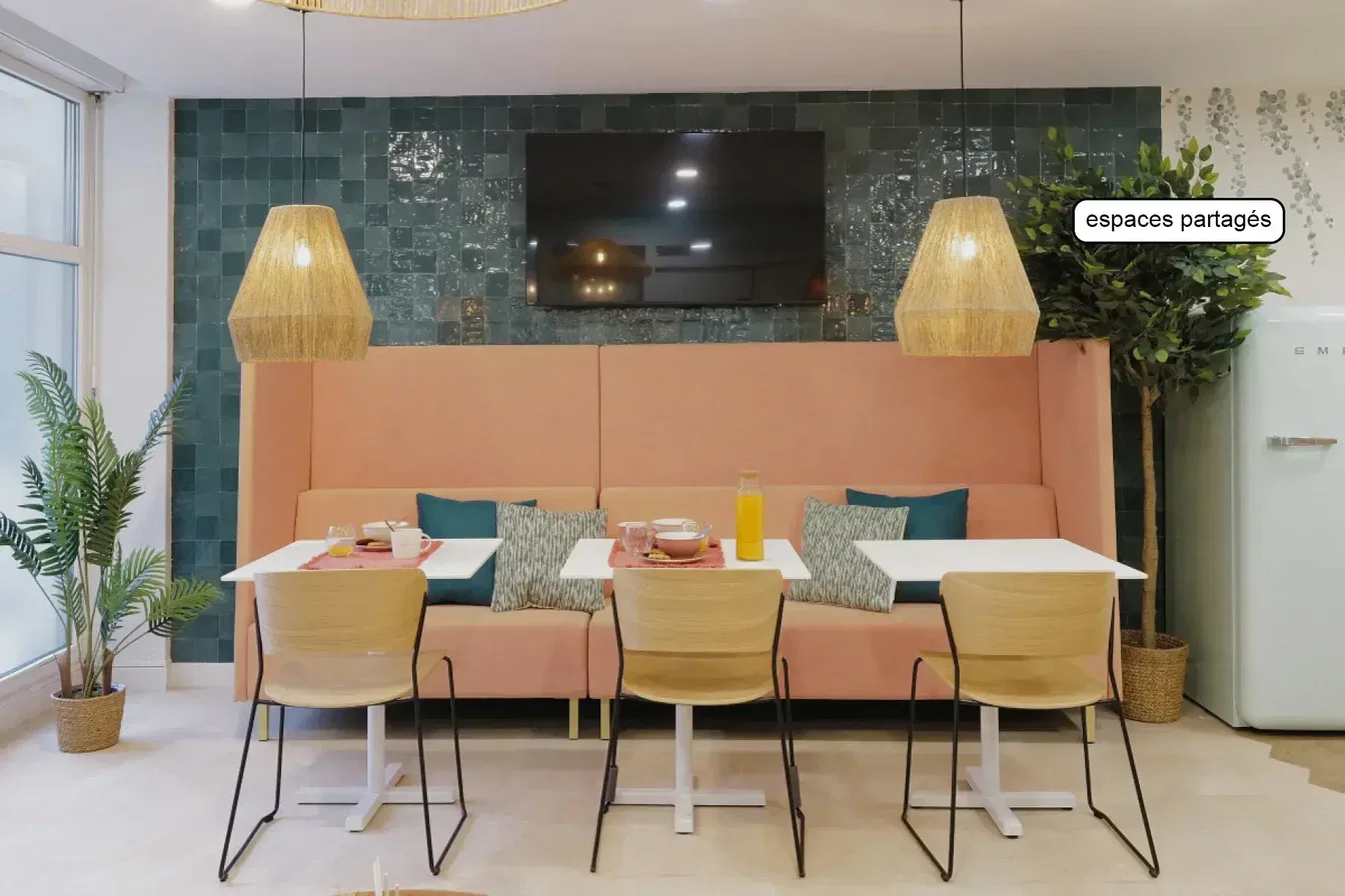 Кухиња; кухињски апарати, дрвени под, природно светло, модерни стил