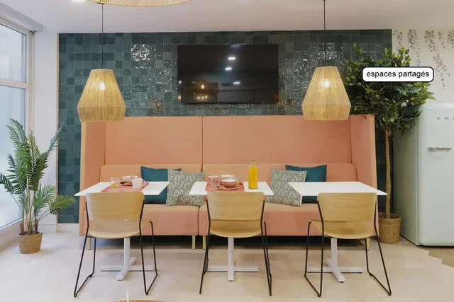 Küche; küchengeräte, holzboden, tageslicht, moderner stil