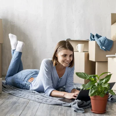 Кухиња; кухињски апарати, дрвени под, природно светло, модерни стил