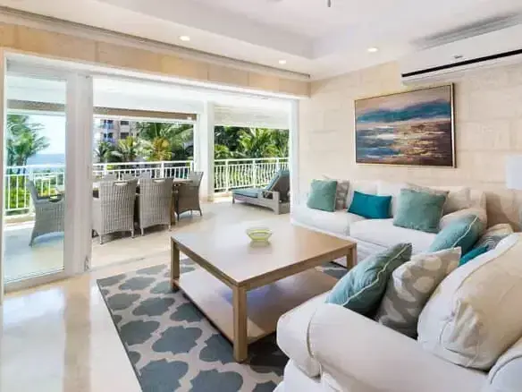 Obývací pokoj; dřevěná podlaha, přirozené světlo, moderní styl