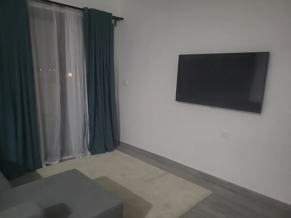 Кухиња; кухињски апарати, дрвени под, природно светло, модерни стил