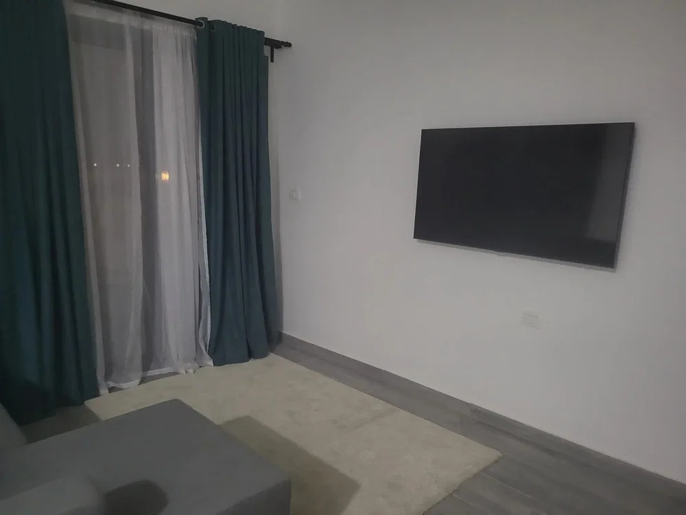 Keuken; keukenapparatuur, houten vloer, natuurlijk licht, moderne stijl
