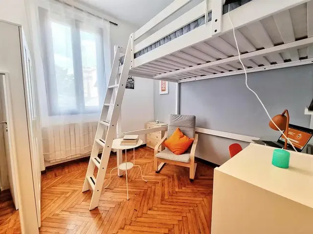 Cucina; elettrodomestici, pavimento in legno, luce naturale, stile moderno