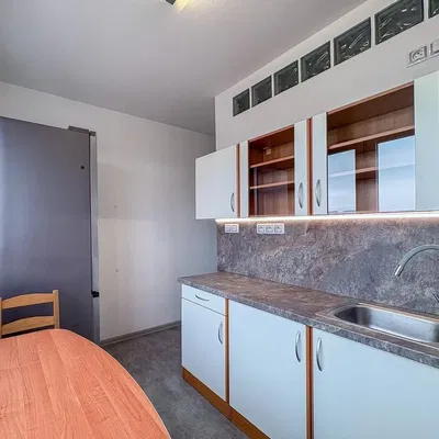 Kuchyňa; kuchynské spotrebiče, drevená podlaha, prirodzené svetlo, moderný štýl