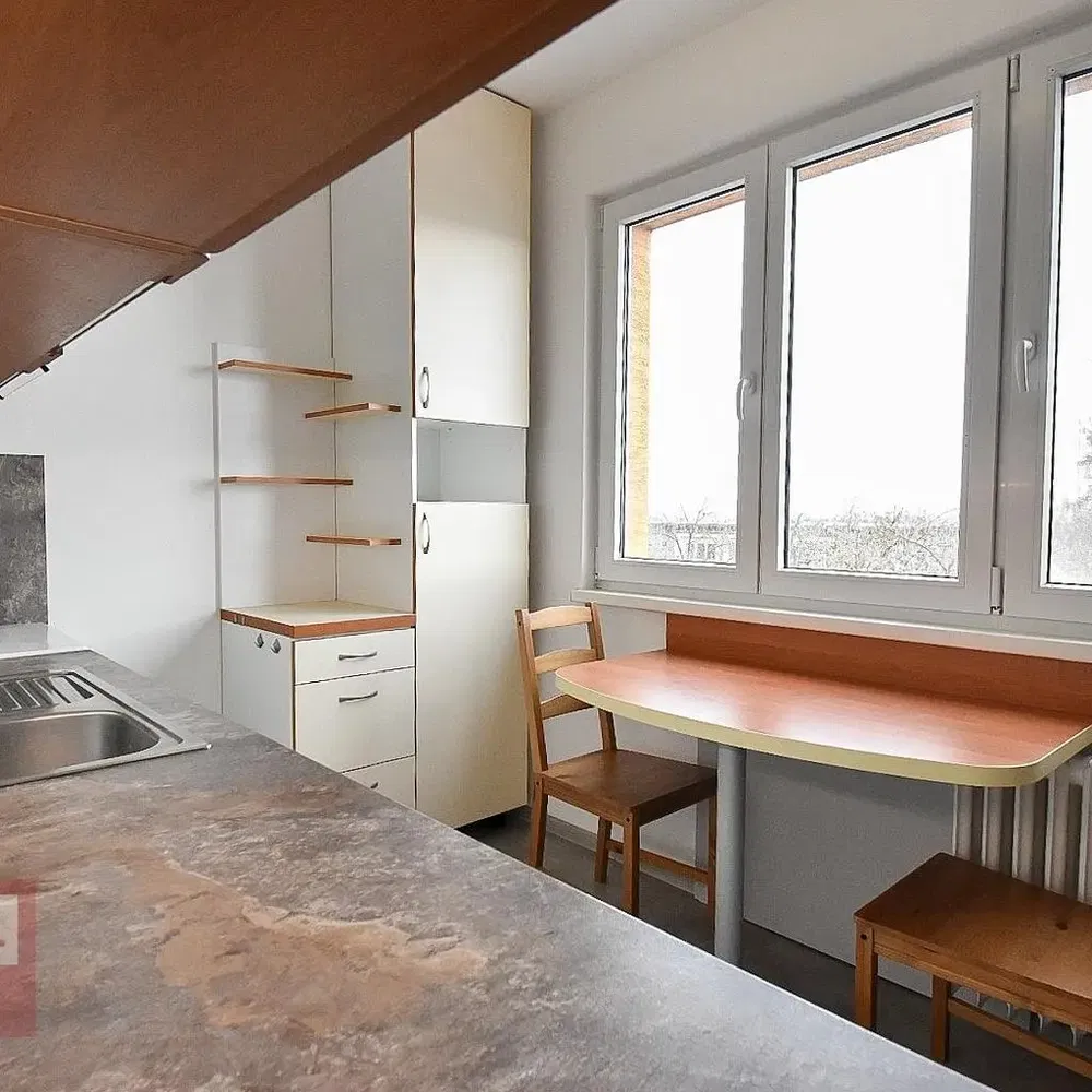 Kuchyňa; kuchynské spotrebiče, drevená podlaha, prirodzené svetlo, moderný štýl