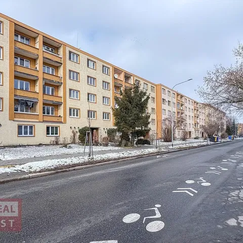 Кухня; кухненски уреди, дървен под, естествена светлина, модерен стил