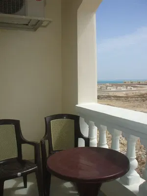 Kuchyňa; kuchynské spotrebiče, drevená podlaha, prirodzené svetlo, moderný štýl