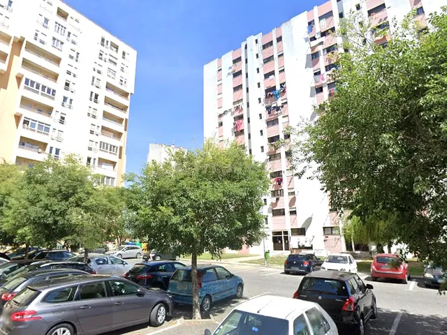 Oturma odası; ahşap zemin, doğal ışık, modern stil