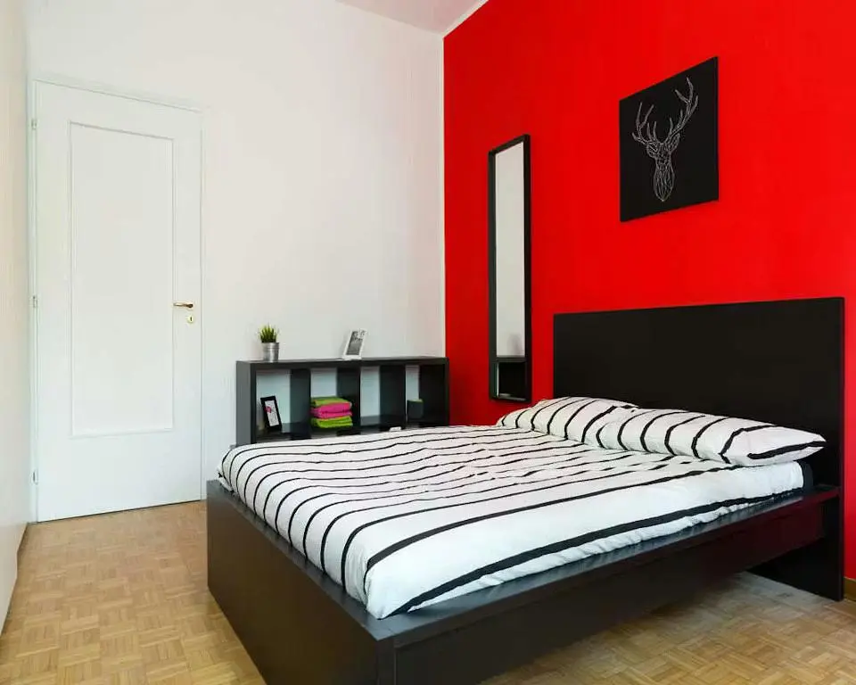 Kuchyně; kuchyňské spotřebiče, dřevěná podlaha, přirozené světlo, moderní styl