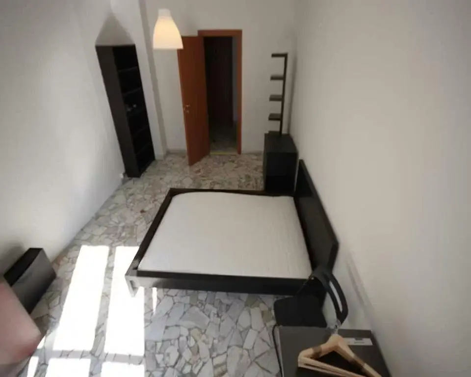 Kuchyně; kuchyňské spotřebiče, dřevěná podlaha, přirozené světlo, moderní styl