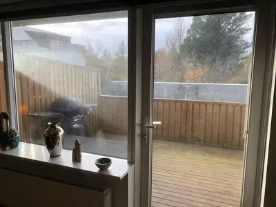 Kuchyňa; kuchynské spotrebiče, drevená podlaha, prirodzené svetlo, moderný štýl