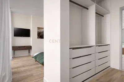 Kuhinja; kuhinjski aparati, drveni pod, prirodno svjetlo, moderni stil