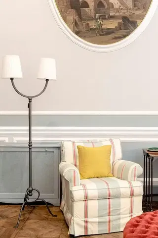 Cozinha; eletrodomésticos, chão de madeira, luz natural, estilo moderno