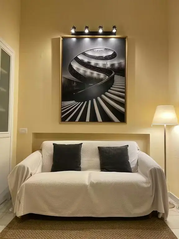 Sala de estar; chão de madeira, luz natural, estilo moderno