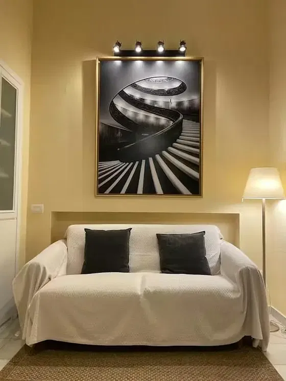 Sala de estar; chão de madeira, luz natural, estilo moderno