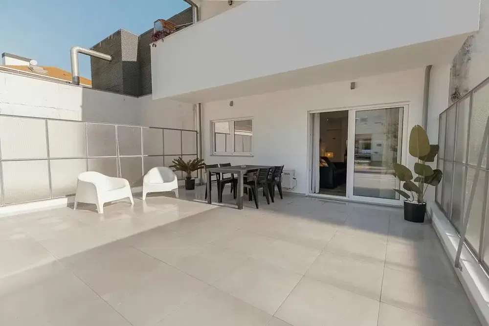 Кухиња; кухињски апарати, дрвени под, природно светло, модерни стил