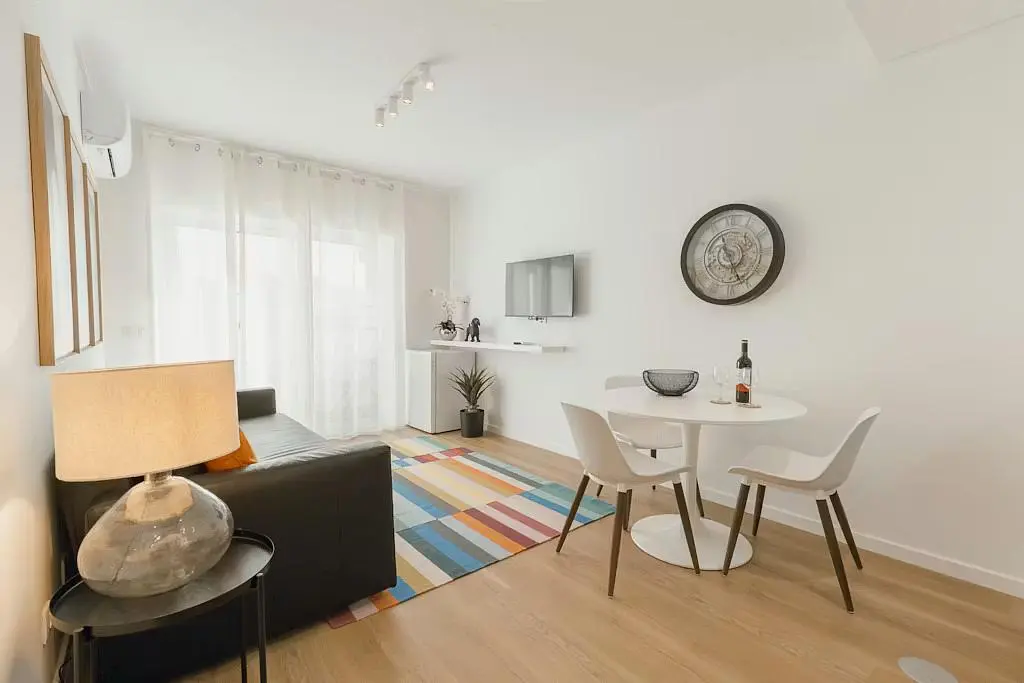 Küche; küchengeräte, holzboden, tageslicht, moderner stil