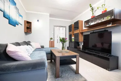 Кухня; кухненски уреди, дървен под, естествена светлина, модерен стил