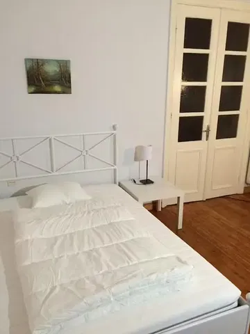 Mutfak; mutfak aletleri, ahşap zemin, doğal ışık, modern stil