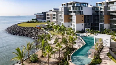 Oturma odası; ahşap zemin, doğal ışık, modern stil