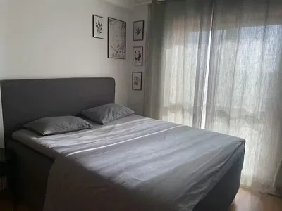 Obývací pokoj; dřevěná podlaha, přirozené světlo, moderní styl