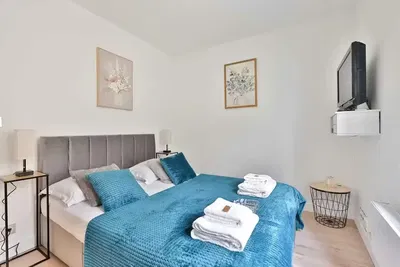 Kuchyňa; kuchynské spotrebiče, drevená podlaha, prirodzené svetlo, moderný štýl