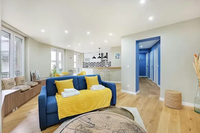 Küche; küchengeräte, holzboden, tageslicht, moderner stil