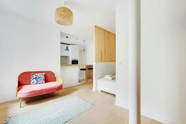 Küche; küchengeräte, holzboden, tageslicht, moderner stil