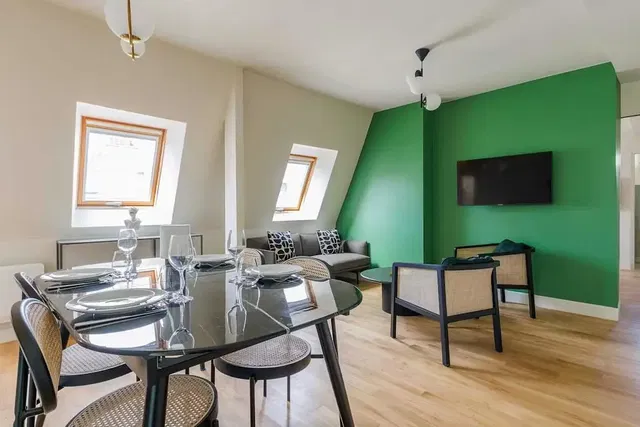 Keuken; keukenapparatuur, houten vloer, natuurlijk licht, moderne stijl