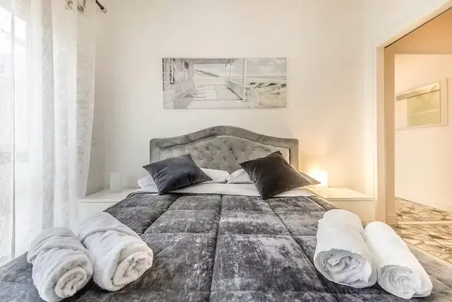 Küche; küchengeräte, holzboden, tageslicht, moderner stil