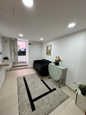 Mutfak; mutfak aletleri, ahşap zemin, doğal ışık, modern stil