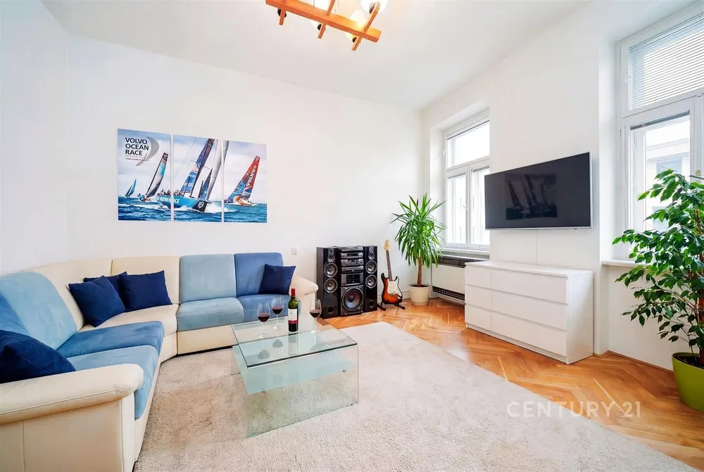 Obývací pokoj; dřevěná podlaha, přirozené světlo, moderní styl