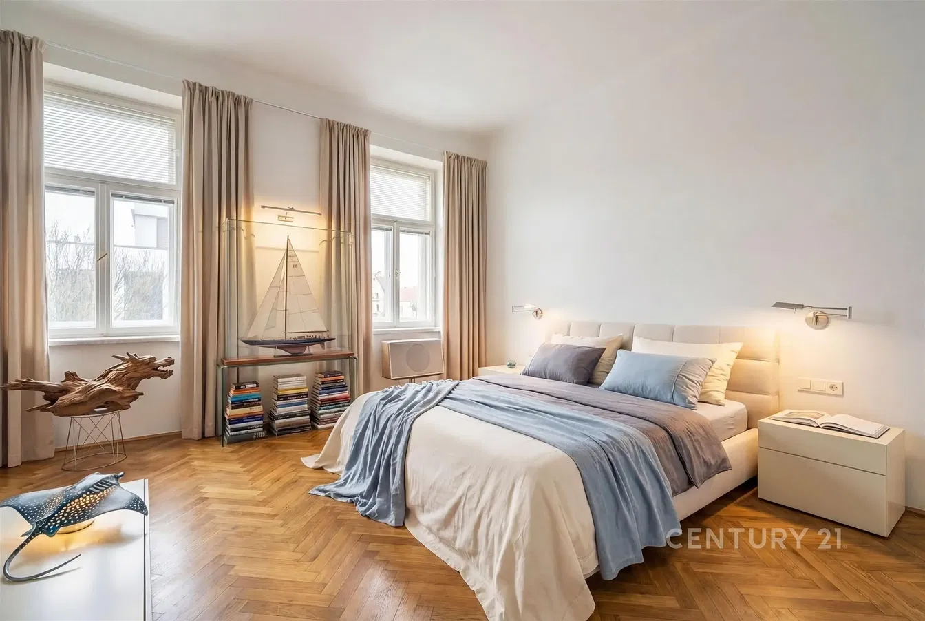 Kuchyně; kuchyňské spotřebiče, dřevěná podlaha, přirozené světlo, moderní styl