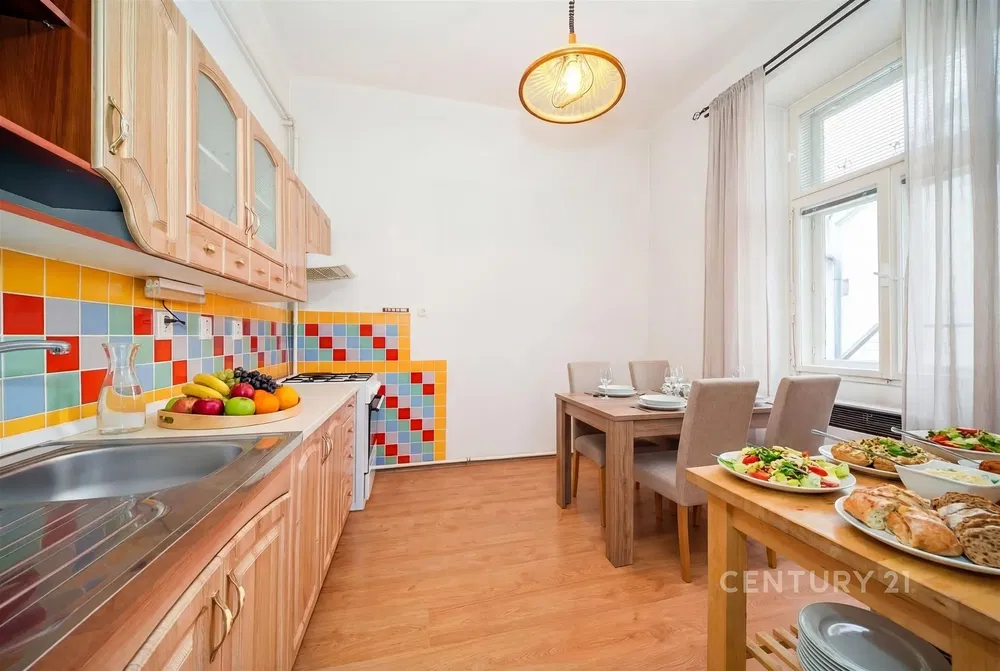 Kuchyně; kuchyňské spotřebiče, dřevěná podlaha, přirozené světlo, moderní styl