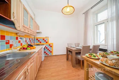 Kuchyně; kuchyňské spotřebiče, dřevěná podlaha, přirozené světlo, moderní styl