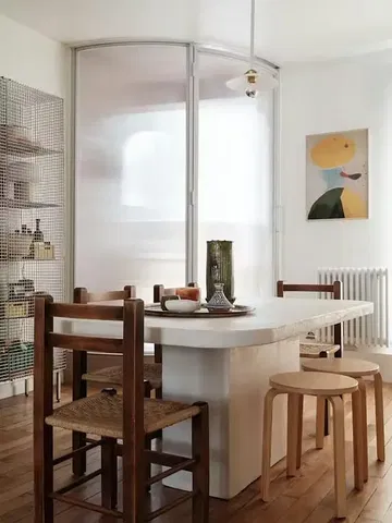 Keuken; keukenapparatuur, houten vloer, natuurlijk licht, moderne stijl