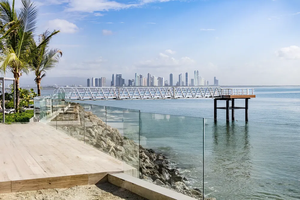 Mutfak; mutfak aletleri, ahşap zemin, doğal ışık, modern stil