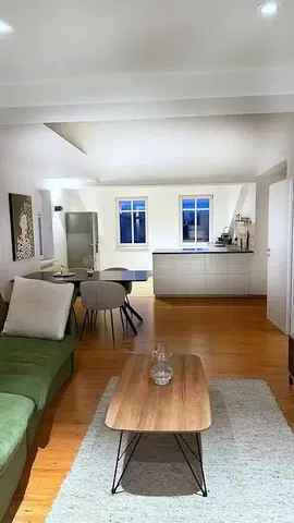 Cocina; electrodomésticos, suelo de madera, luz natural, estilo moderno